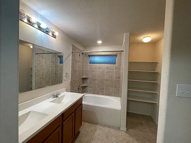 600 Shimek St #19A — Photo 9