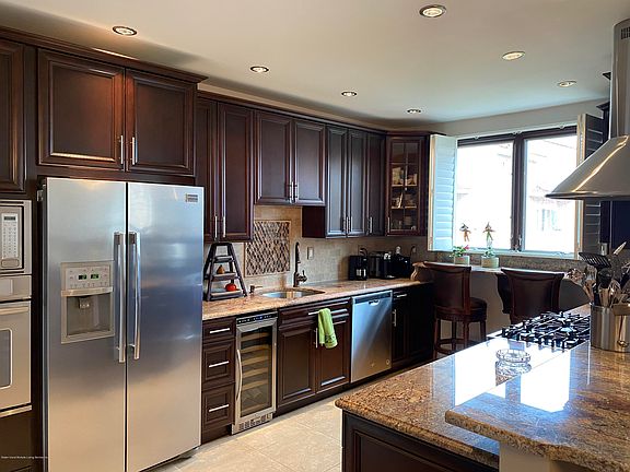 4th image of 11 Harbour Ct #11
