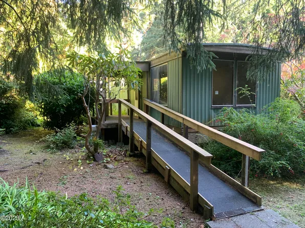 415 NE Big Cedar St, Yachats, OR 97498