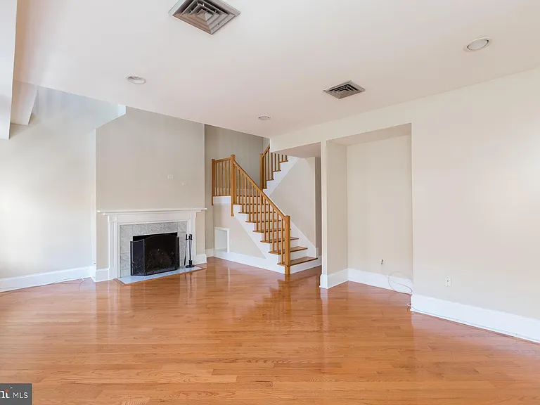 242 S 8th St #4 — Photo 3