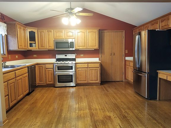 Walk In Pantry & Room for Large Island