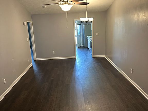 3rd image of 554 Edgecliff Ln