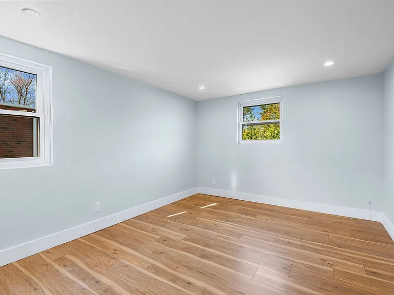 137 W Maryland Ave — Photo 8