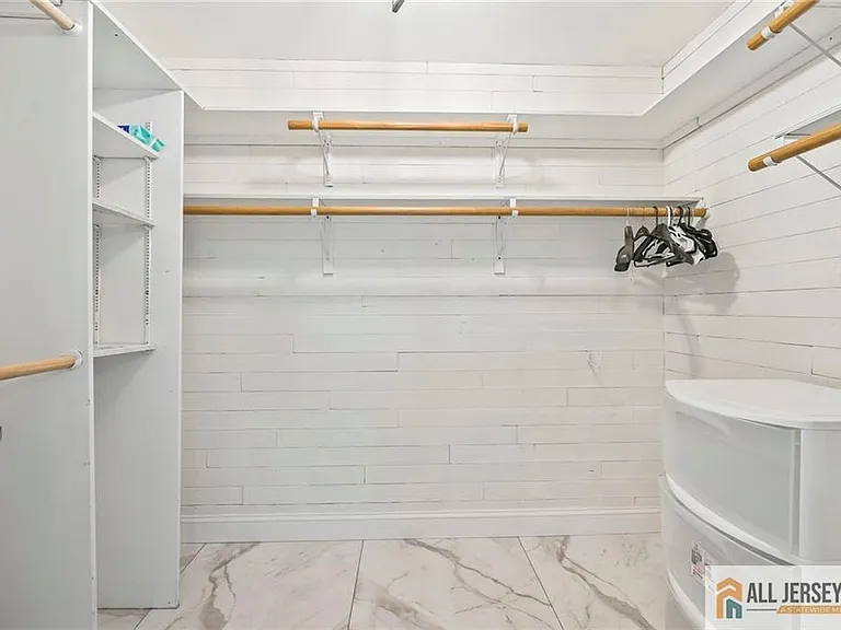 16 Phyllis Pl — Photo 23