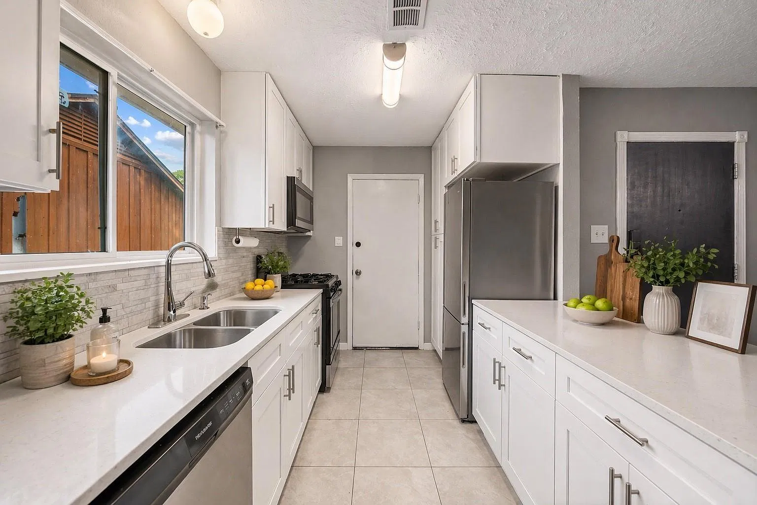 3 bed, 2.0 bath, 1420 sqft, $1,750 — Photo 1