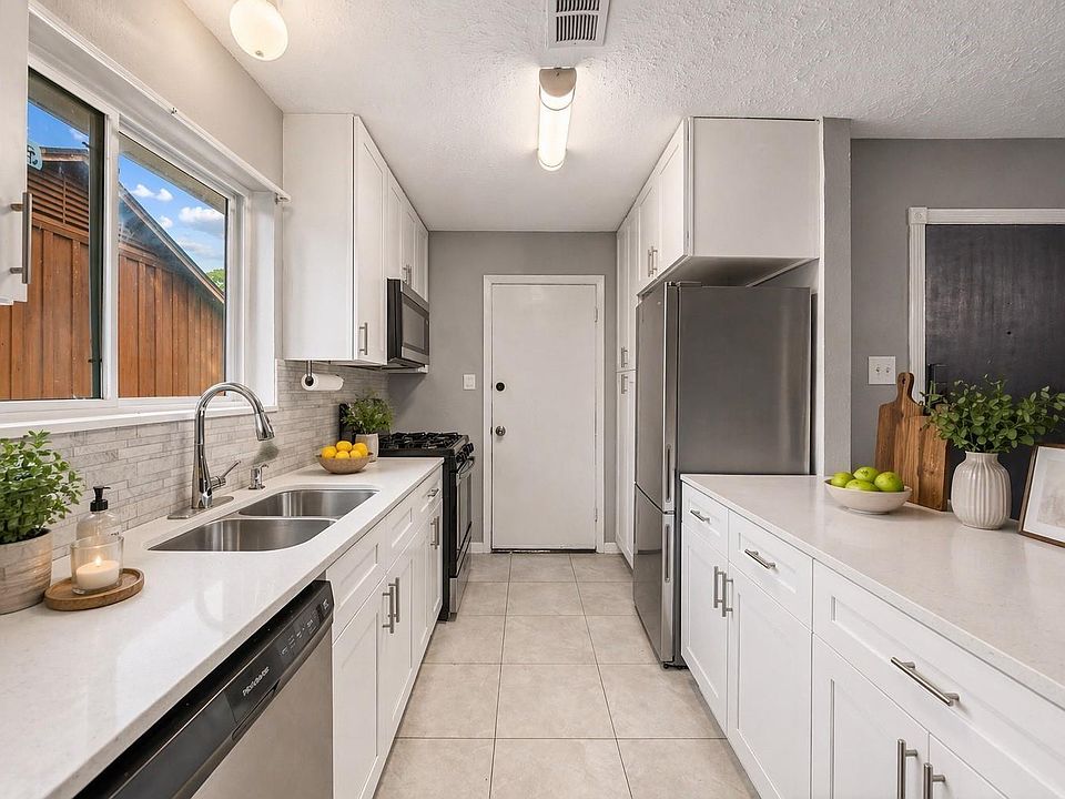 1st image of 3002 Newcastle Dr