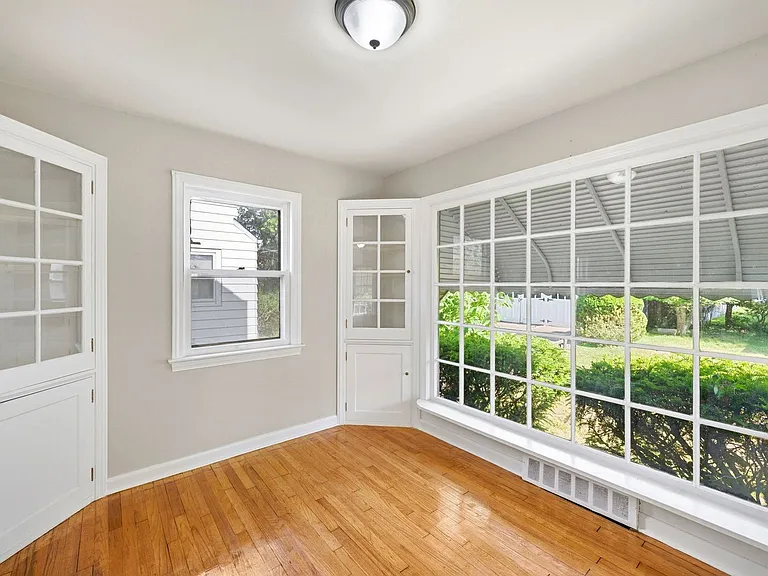 26900 Forestview Ave — Photo 7