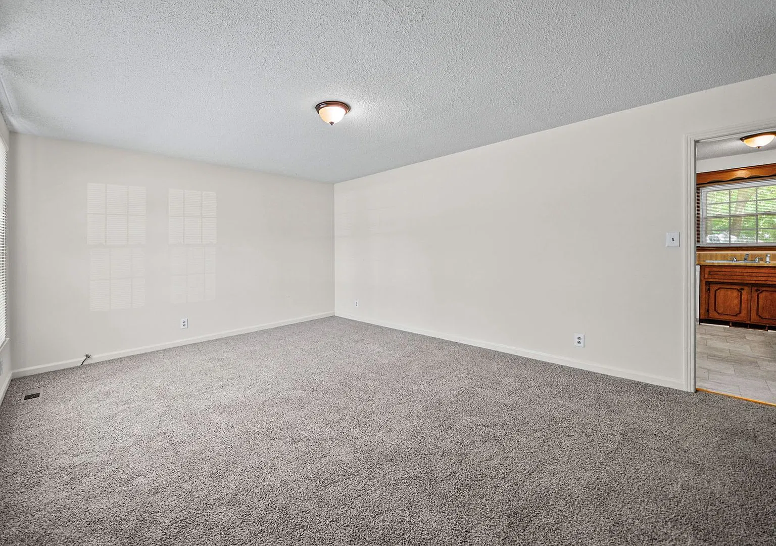 4 Bedroom Pet Friendly Home For Rent Near Post! — Photo 3