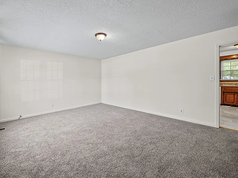 397 Elaine Dr — Photo 3