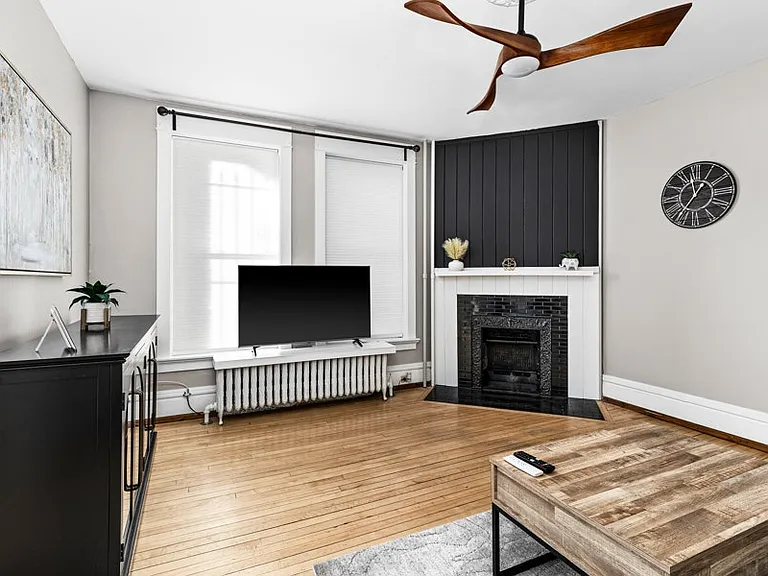 209 E 3rd St #209 — Photo 4