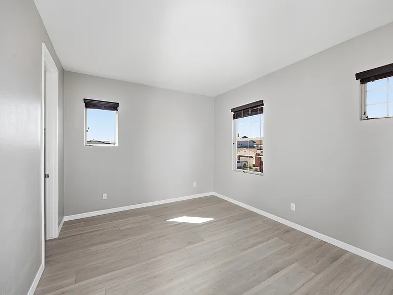 1039 E Boston St — Photo 19