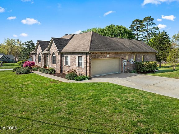 2nd image of 3201 Roanoke Cir