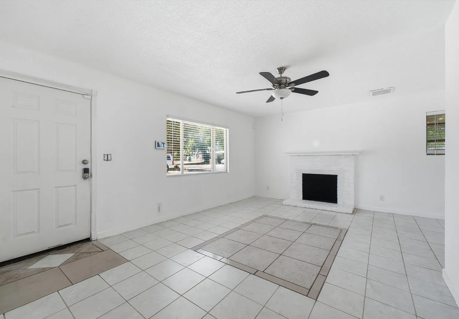 3 bed, 2.0 bath, 1014 sqft, $2,560 — Photo 3