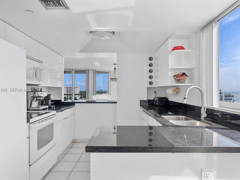 3411 Indian Creek Dr #LPH1401 — Photo 16