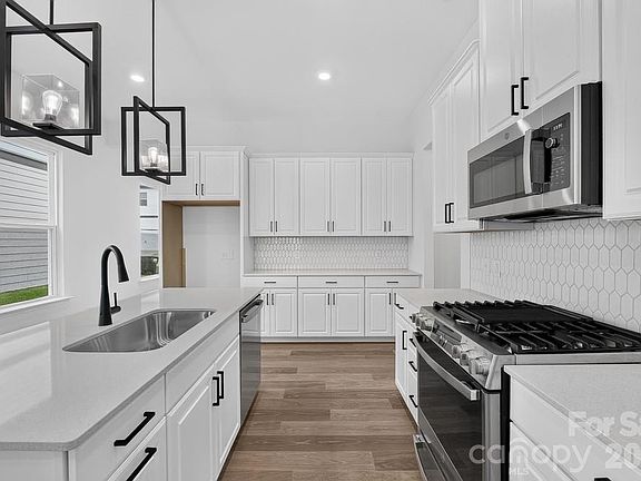 4th image of 3165 Beacon Heights Rd