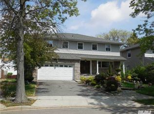 5 Valley Ln N, Valley Stream, NY 11581