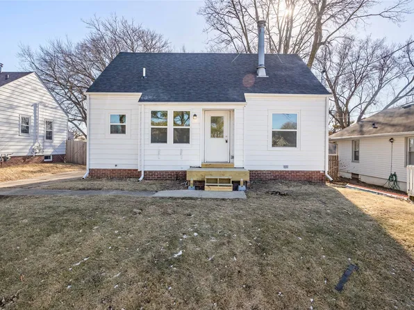 3912 Center St, Des Moines, IA 50312