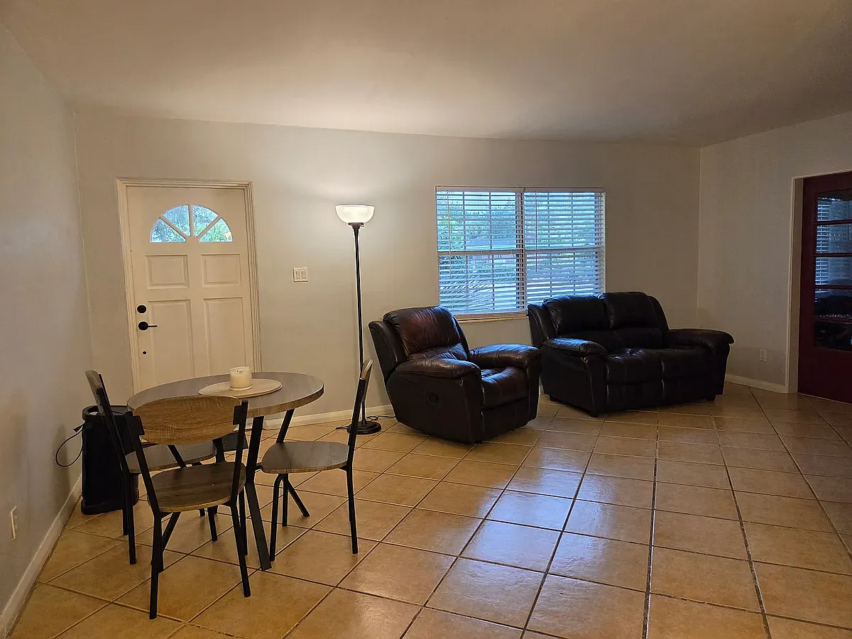 527 Edwards Dr — Photo 3