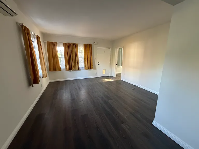 2033 Yosemite Dr — Photo 3