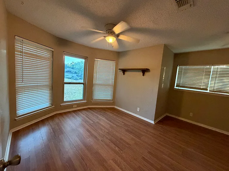 1917 Creek Ave — Photo 14