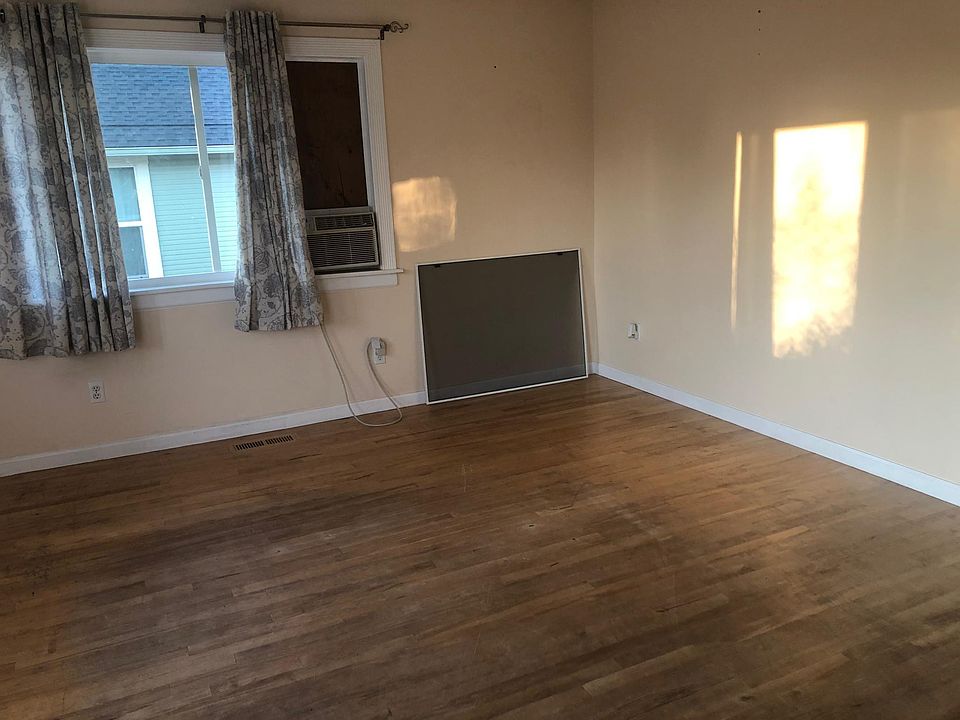 Living room - floors and paint will be updated