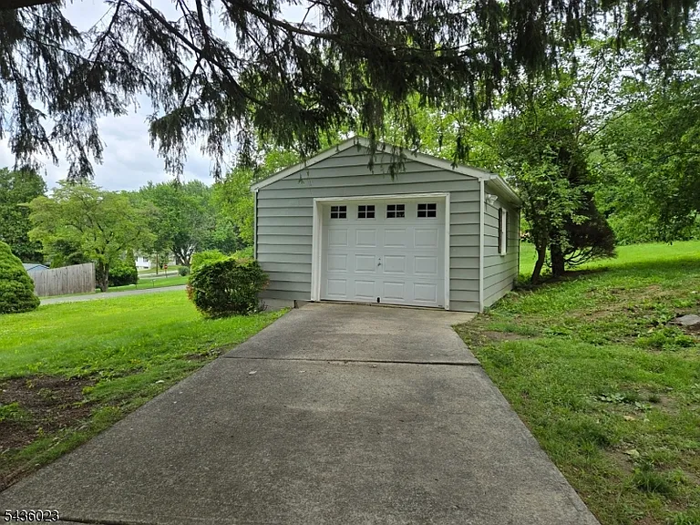 439 Victory Ave — Photo 13