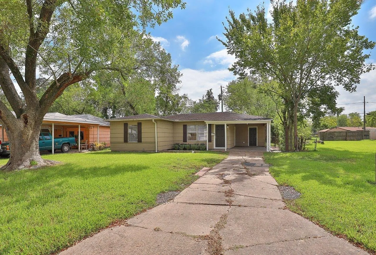 3 Bedroom - Move in Ready in South East Houston — Photo 1
