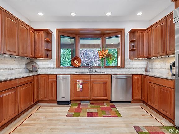 Spacious kitchen with granite counters, garden window, stainless appliances