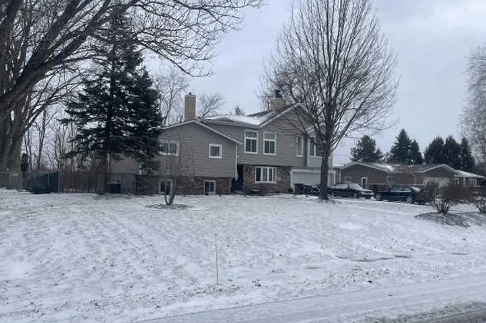 1717 Roslyn Rd photo 1
