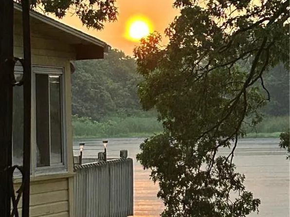 51 N Shore Dr E, Riverside, RI 02915