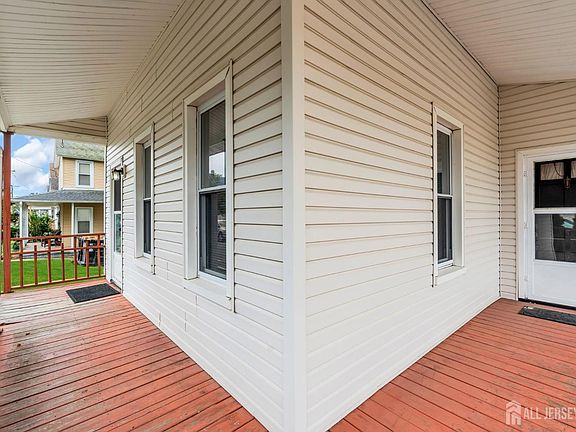 5th image of 372 Prospect St