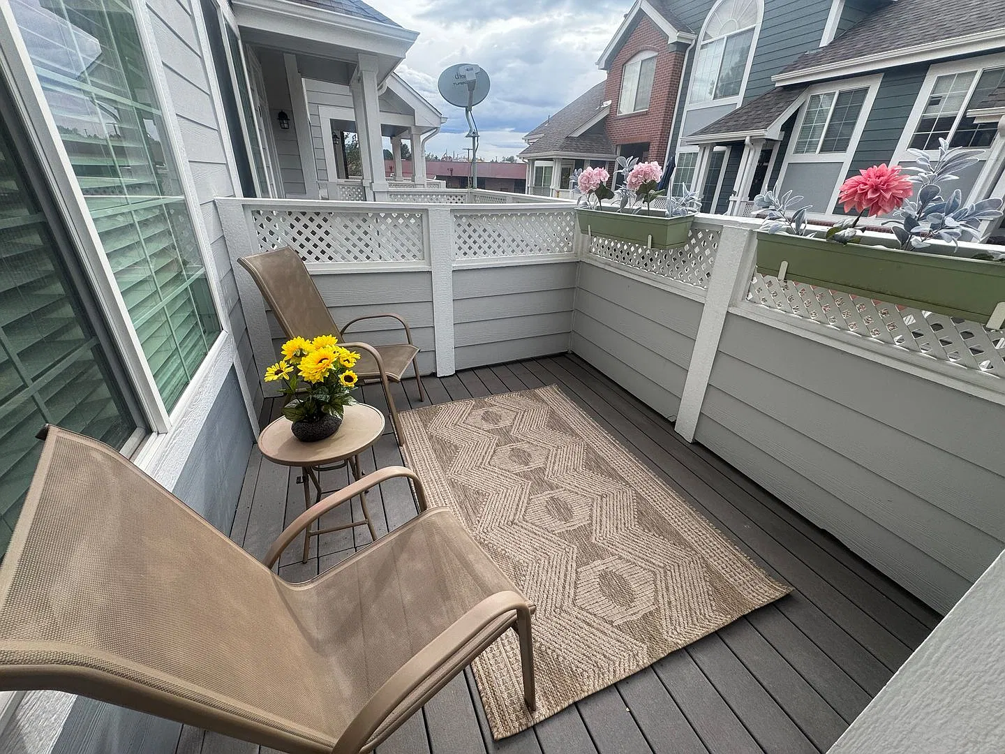Incredible 2 story townhome plus lower level and garage — Photo 3