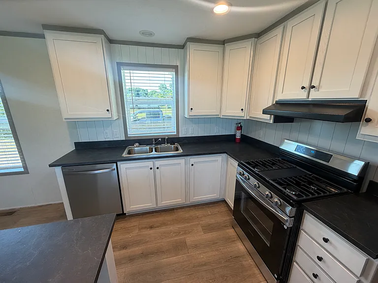 213 Grandmere Dr — Photo 3