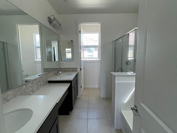 4th image of 843 Amore St