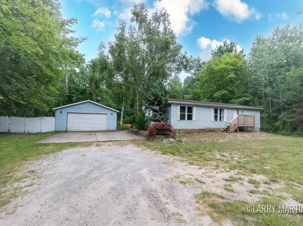 17424 Hickory St, Spring Lake, MI 49456