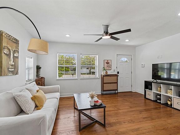 4th image of 2801 S Manhattan Ave
