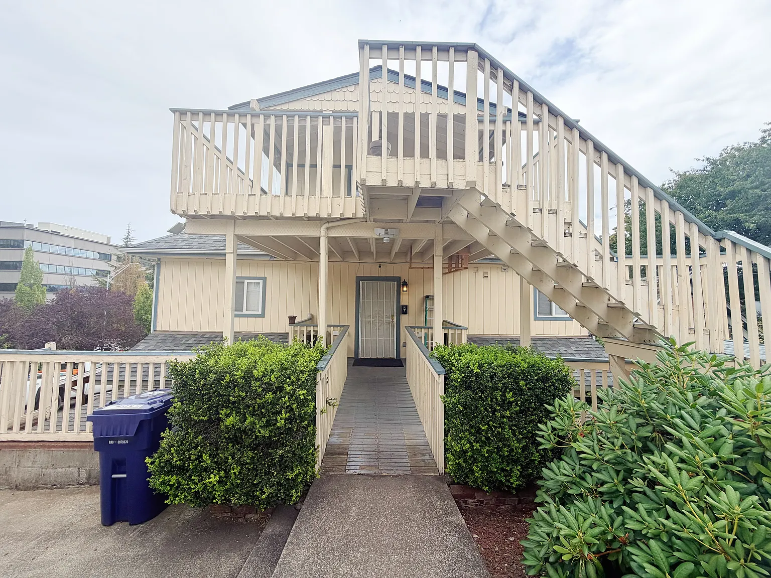 10 bed, 4300 sqft, $5,500 — Photo 4