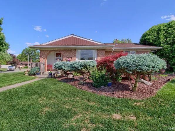 23713 Cedar Ridge Dr, Brownstown, MI 48174