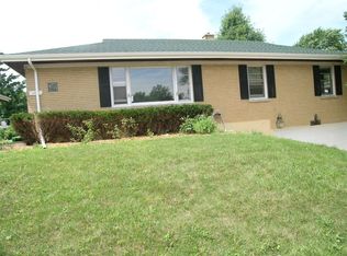 104 Burlington Ave, Clarendon Hills, IL 60514