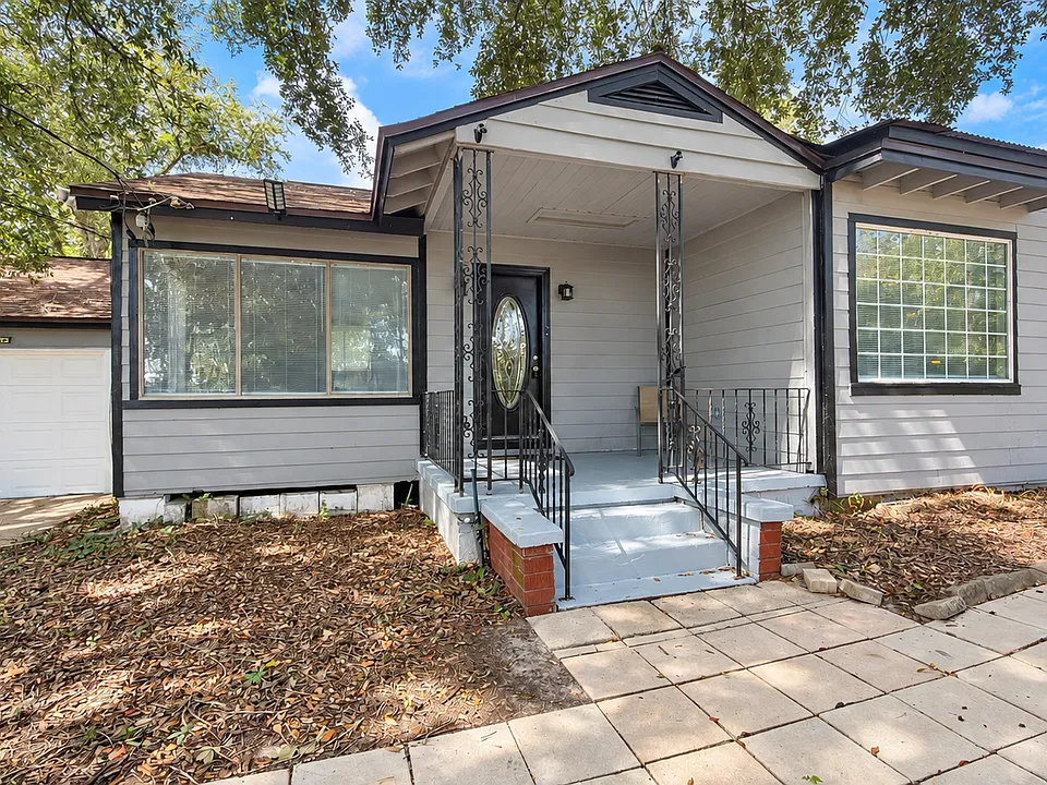 1022 Odessa Dr E