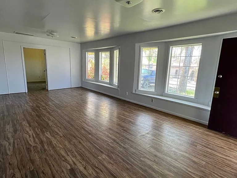 527 E Lowell St — Photo 2