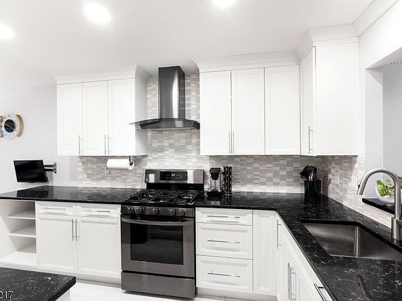 3rd image of 45 Bond St
