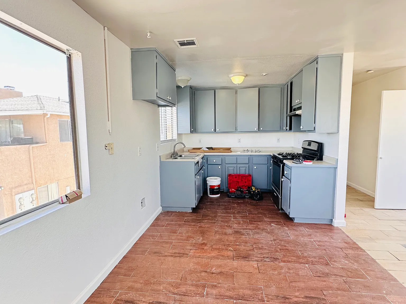 3 bed, 1100 sqft, $2,100 — Photo 3