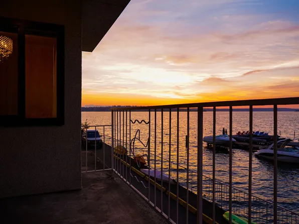 6421 Lake Washington Blvd NE APT 204, Kirkland, WA 98033