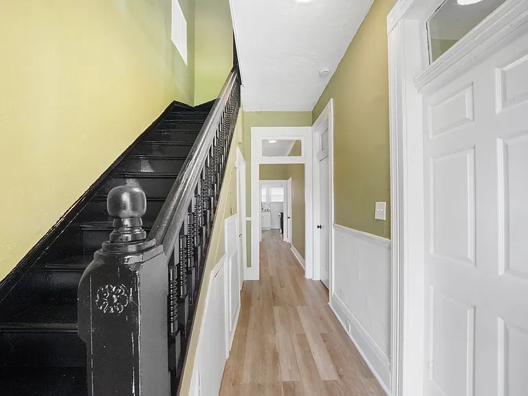 2417 Parkview Ave — Photo 1
