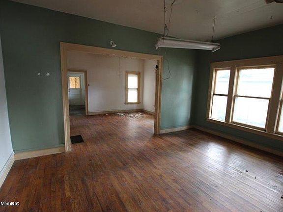 3rd image of 1244 College Ave NE