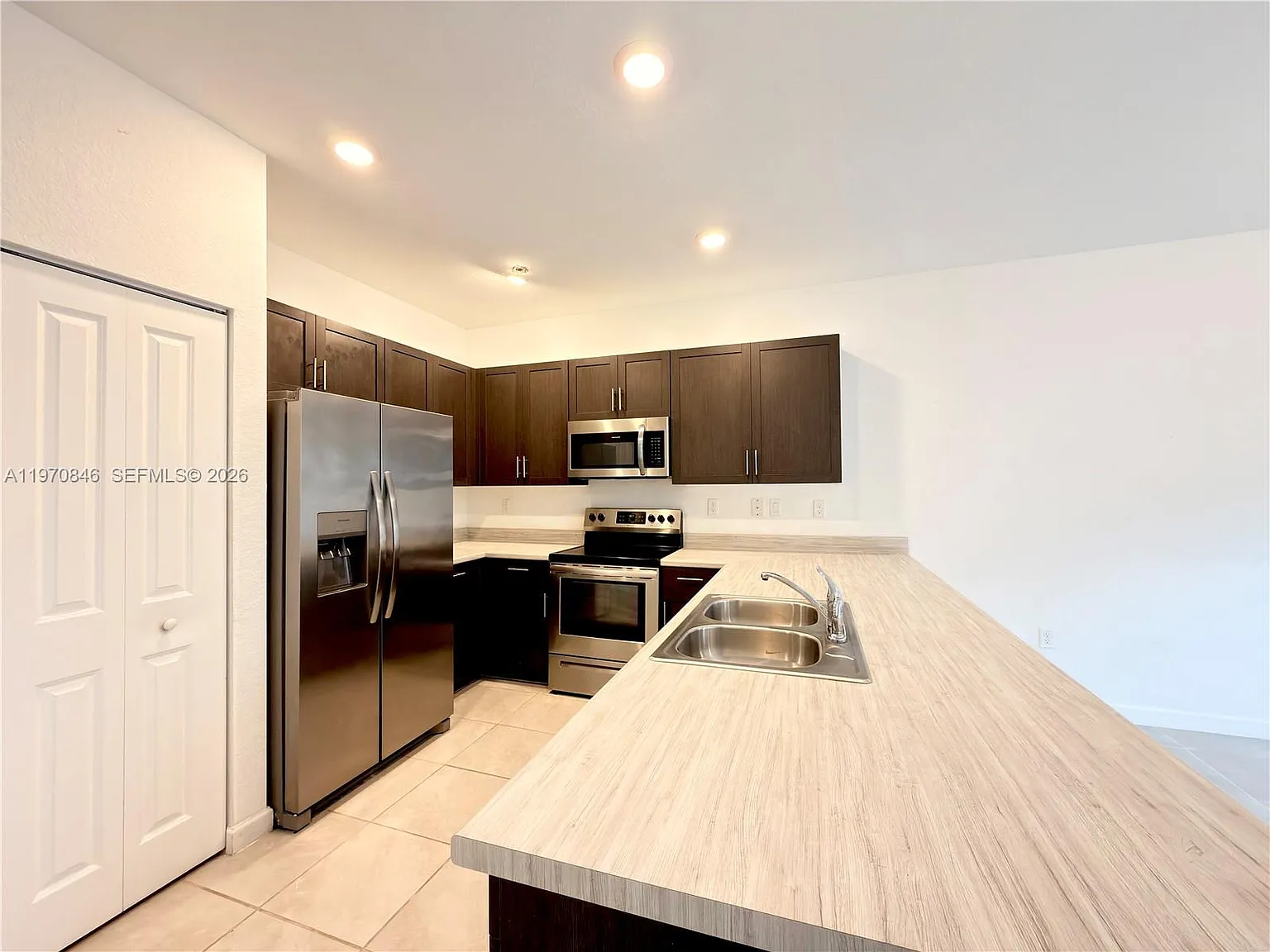 3 bed, 2.5 bath, 1393 sqft, $2,300 — Photo 3