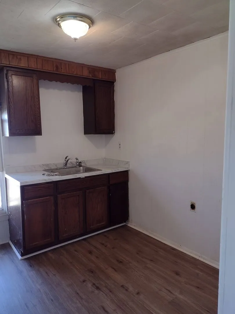142 Oliver St — Photo 2