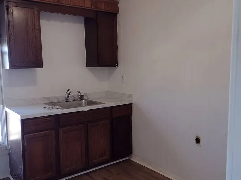 142 Oliver St — Photo 2