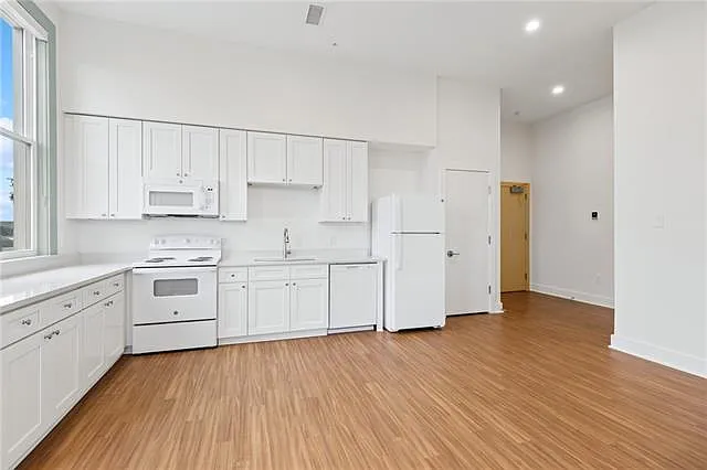 2 bed, 1.0 bath, 927 sqft, $1,543 — Photo 3